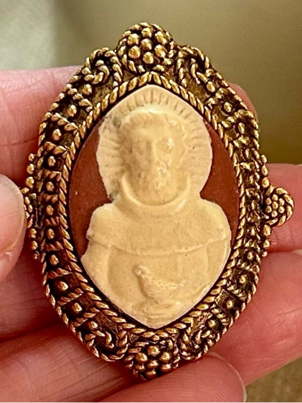 Vatican Library Collection St. Francis of Assisi Cameo Brooch Vintage - Picture 5 of 8